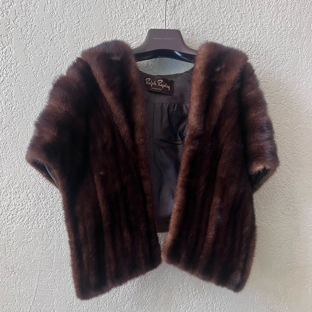 Vintage RALPH RUPLEY of Houston
Chocolate Brown Fur Cape OS Luxury
Old Money
